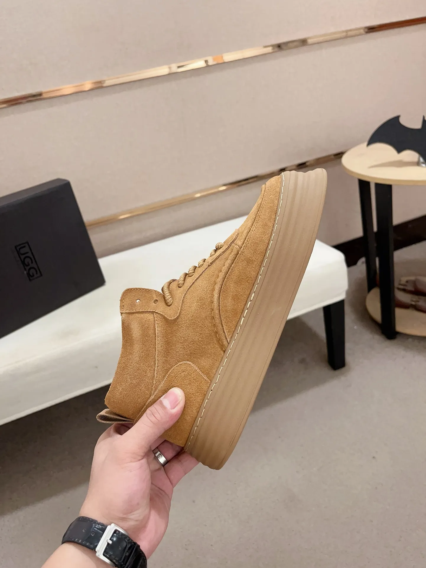 Factory price: 740💰North American men's shoes Ugg ☃️In the special sale of new high-quality men's shoes snow boots in autumn and winter, the nemesis of extreme cold weather! Made of cowhide leather, merino wool lining, and original outsole, whether driving, outdoor or daily wear, there is always one that suits you! Code number 39-44